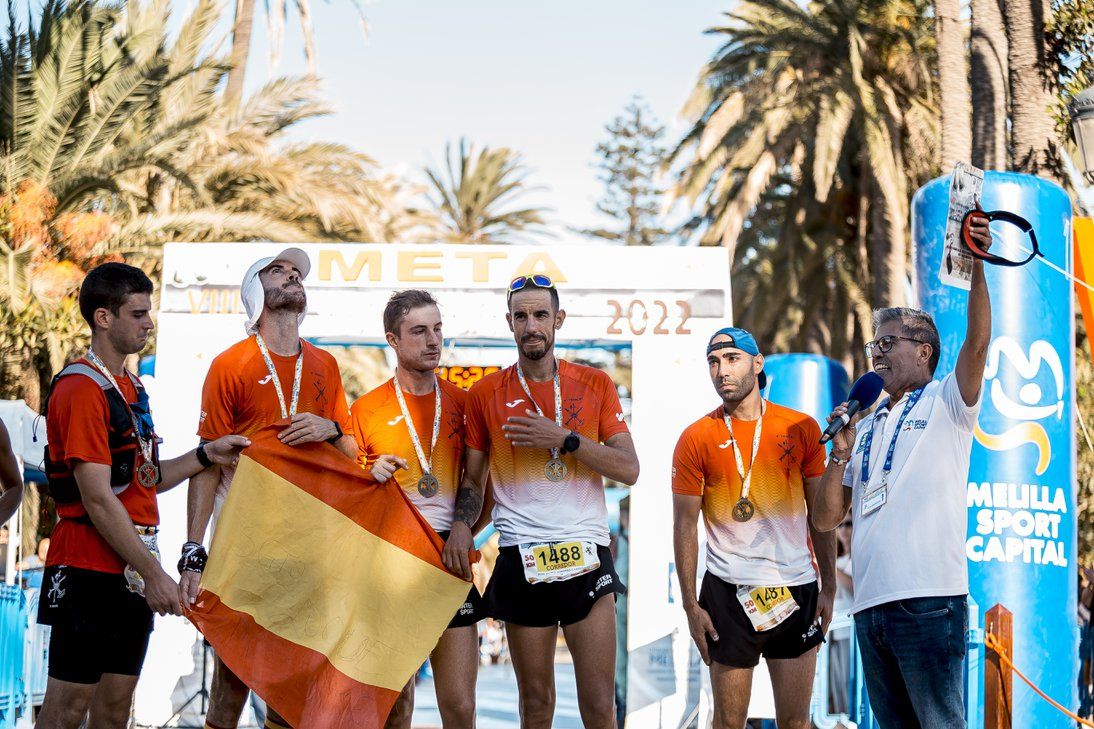 Un equipo posa con una bandera de España tras cruzar la meta