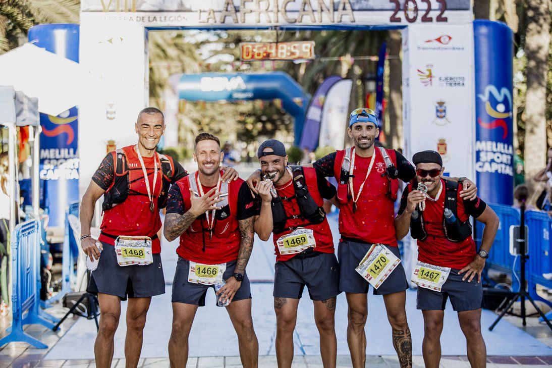 Un equipo de corredores muestra sus medallas en la meta