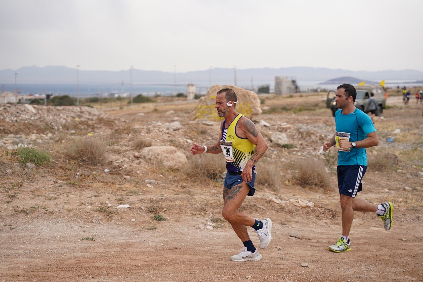 Dos corredores por un camino de tierra
