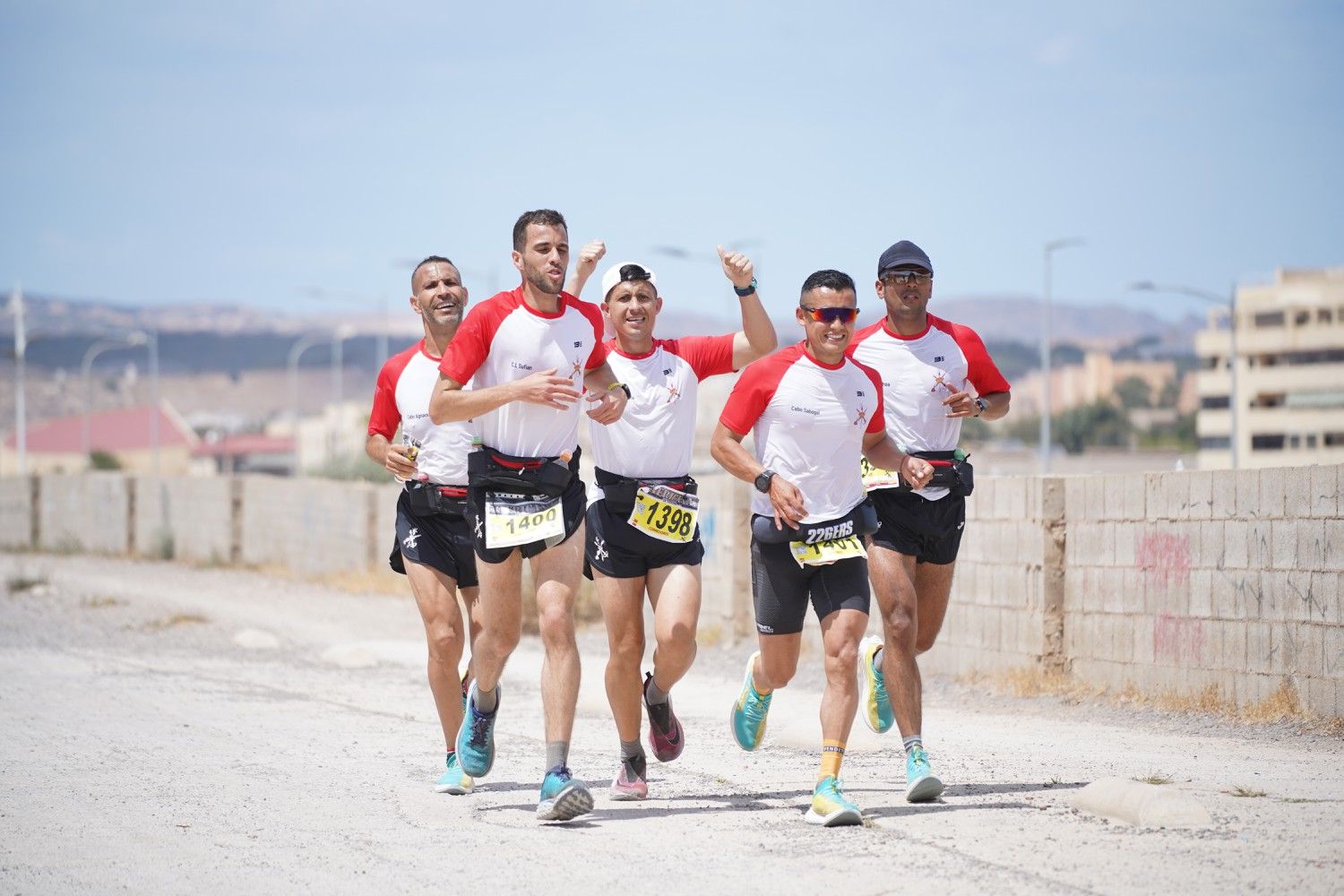 Un equipo corre junto con camisetas iguales