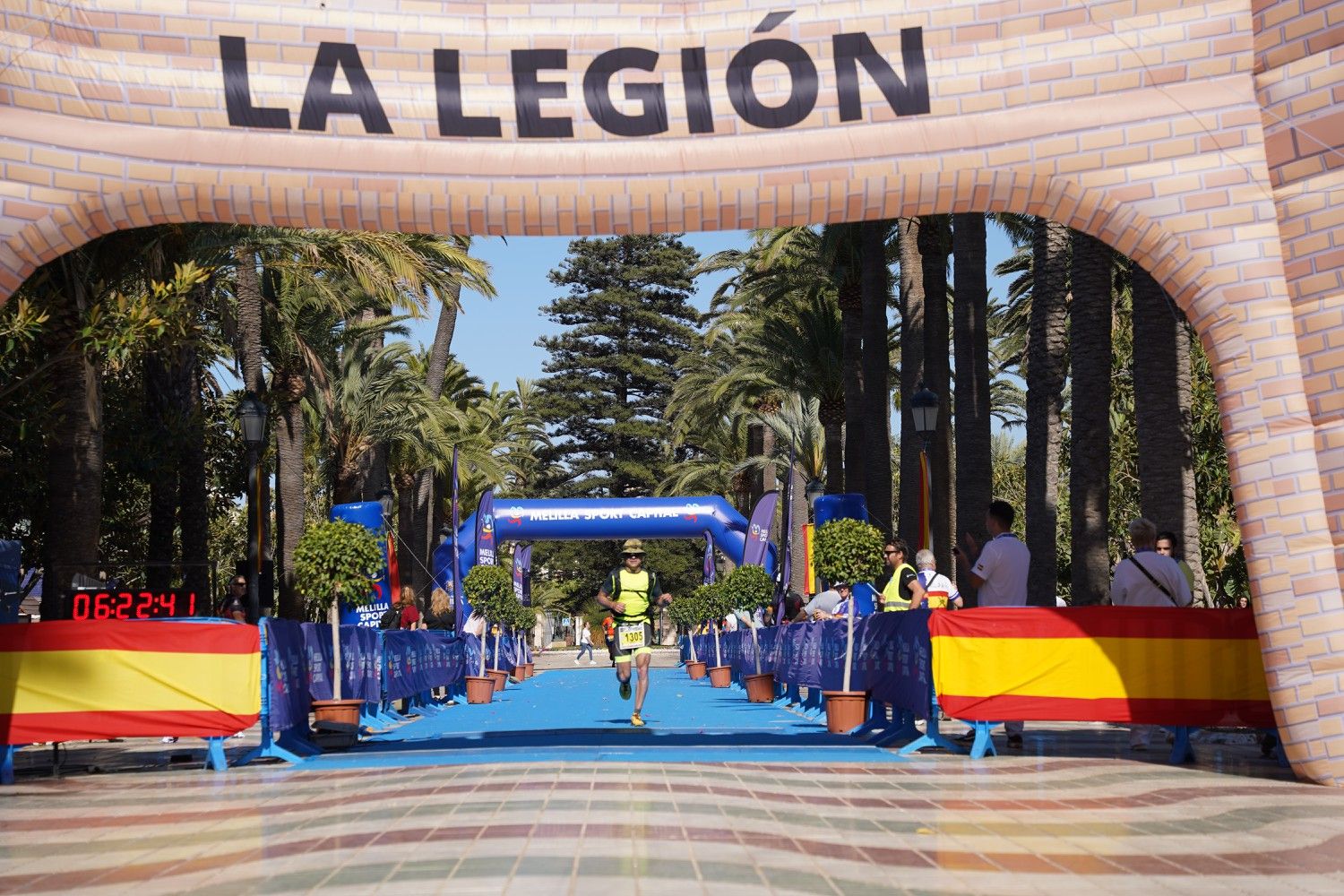 Un corredor cruza el arco de meta de La Legión