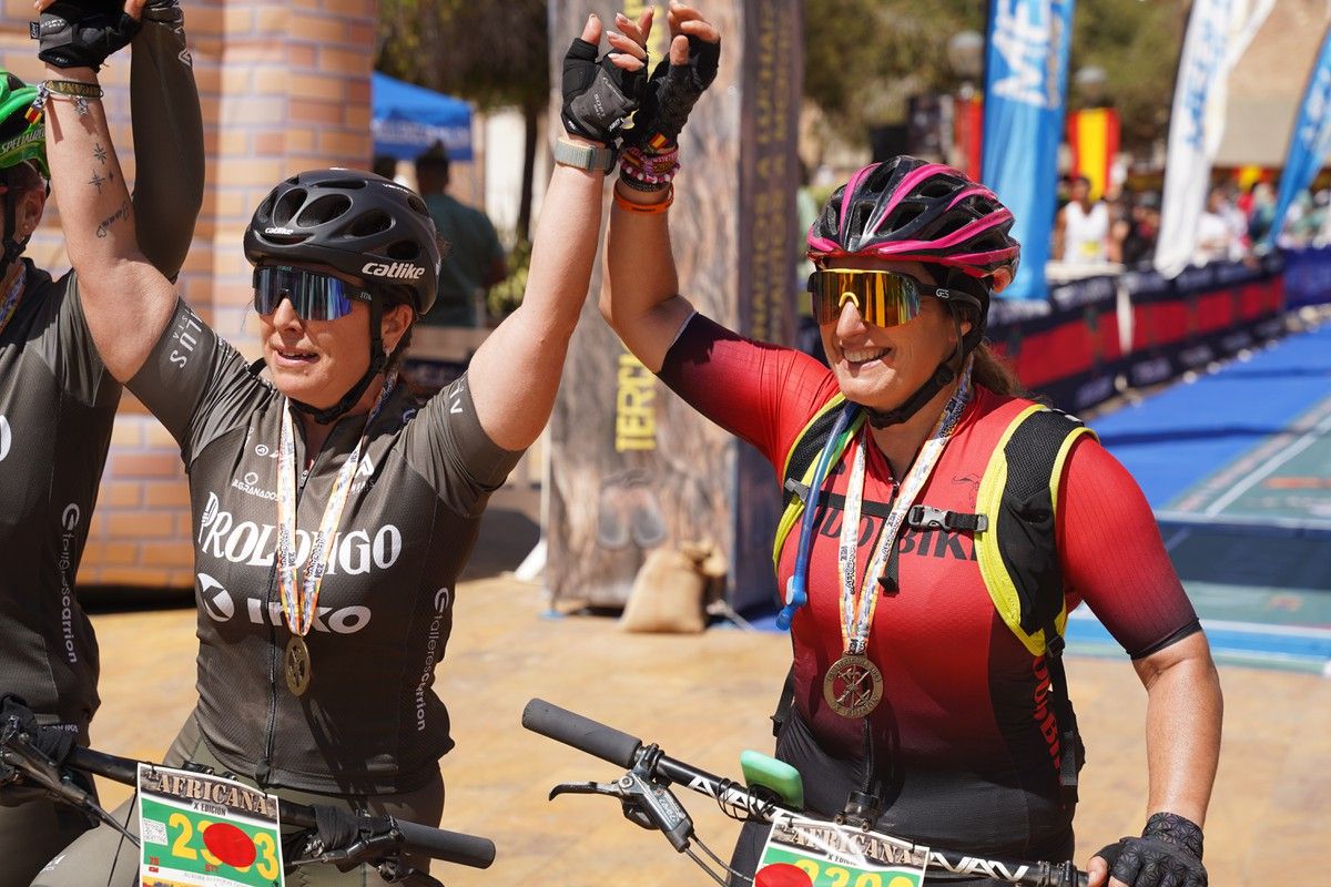 Dos ciclistas celebran con sus medallas en la meta