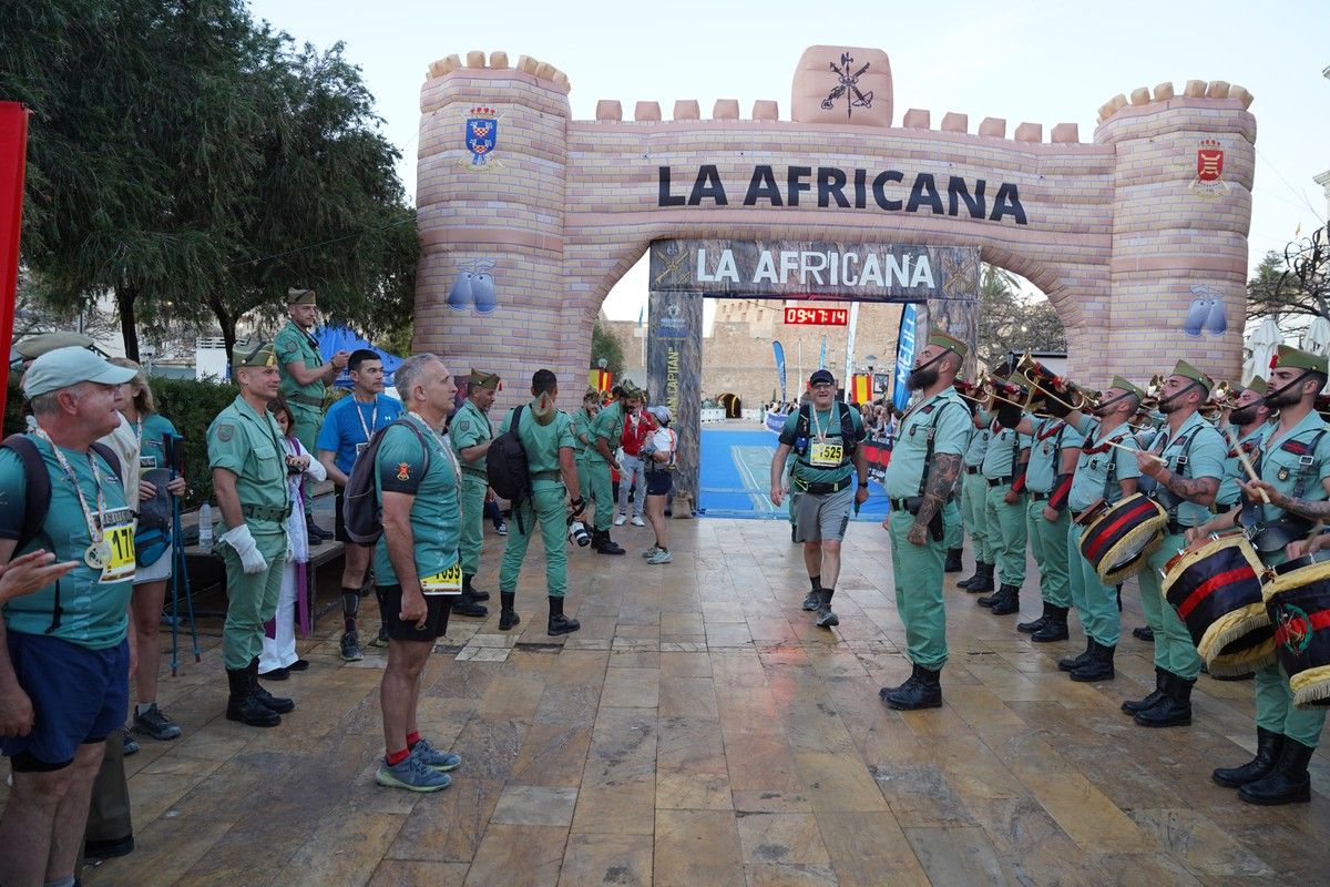 La banda de La Legión forma bajo el arco de La Africana