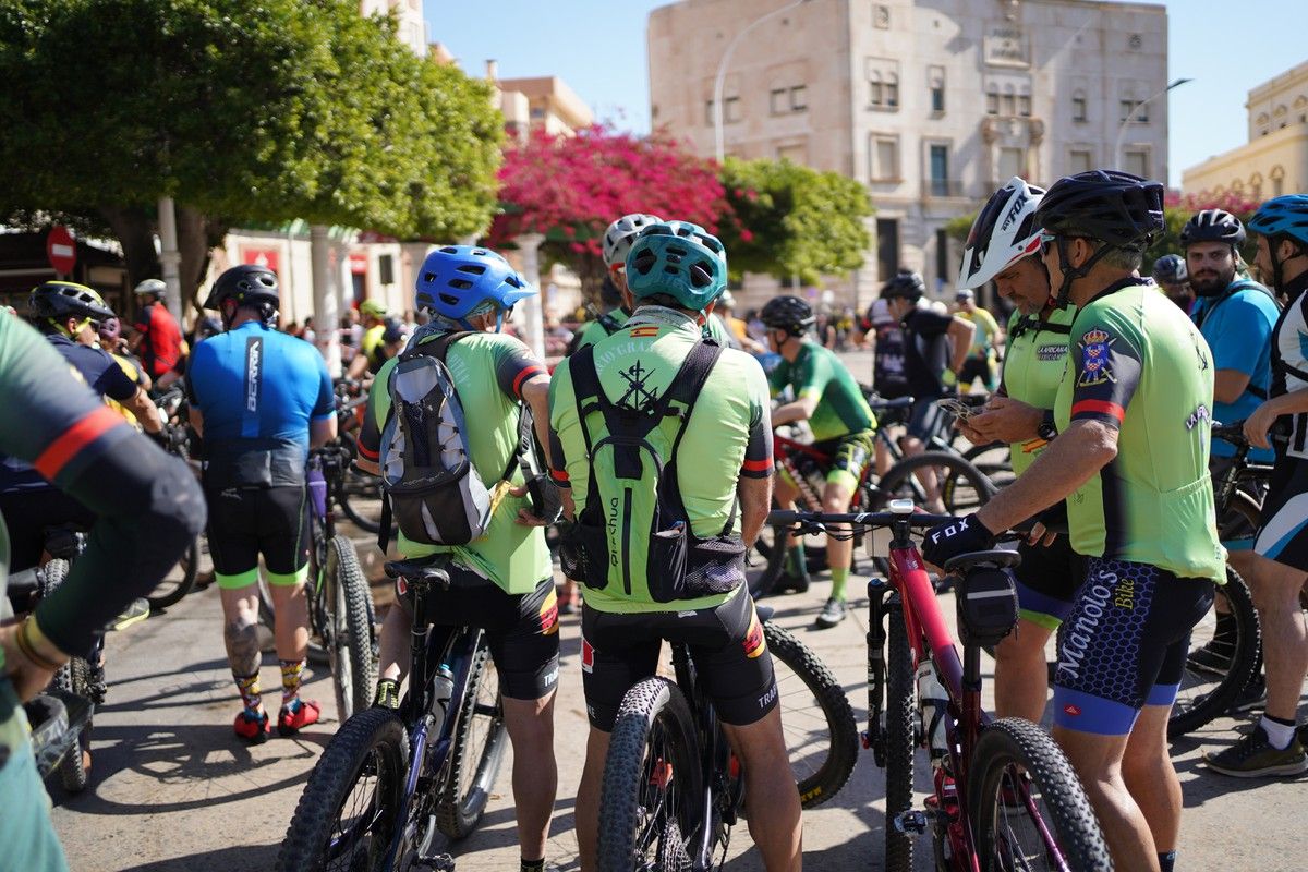 Ciclistas preparados en la salida en el centro de Melilla