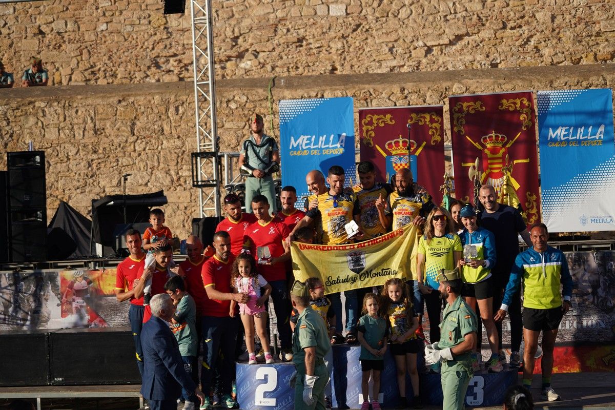 Podio por equipos frente a la muralla de Melilla la Vieja