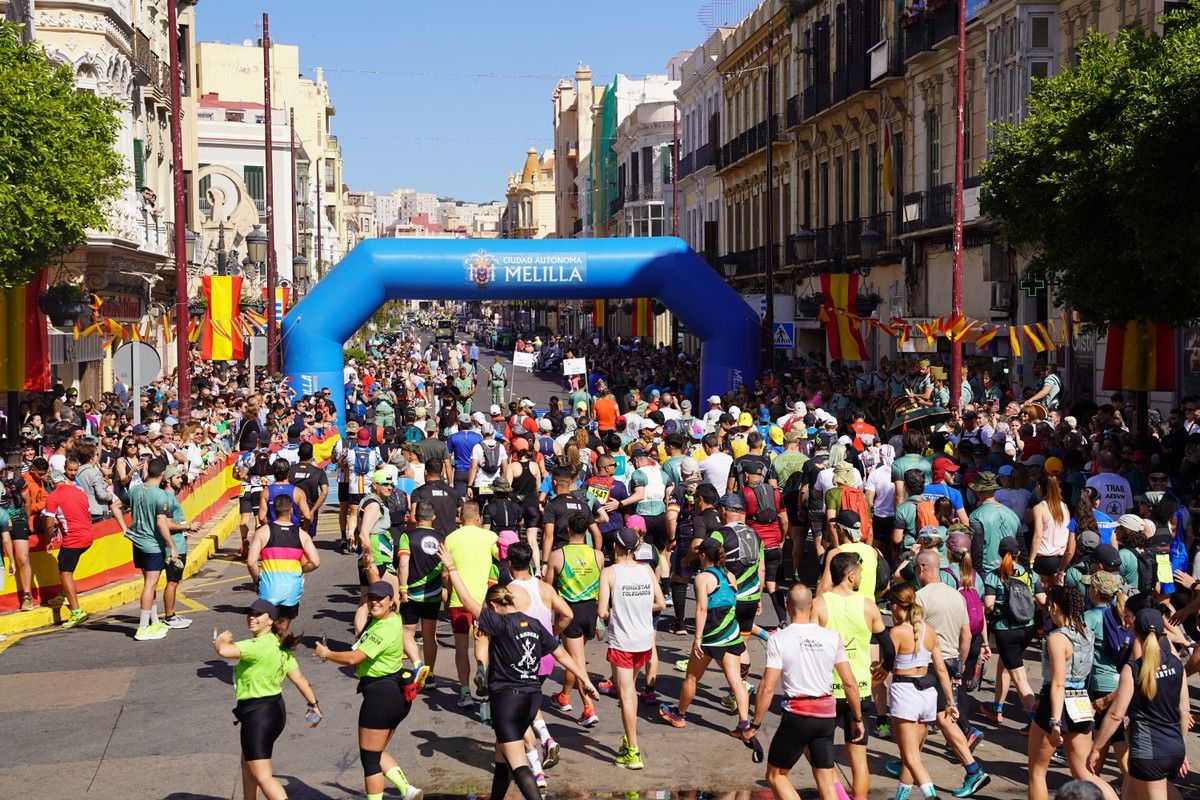 Cientos de participantes en la salida bajo el arco de Melilla