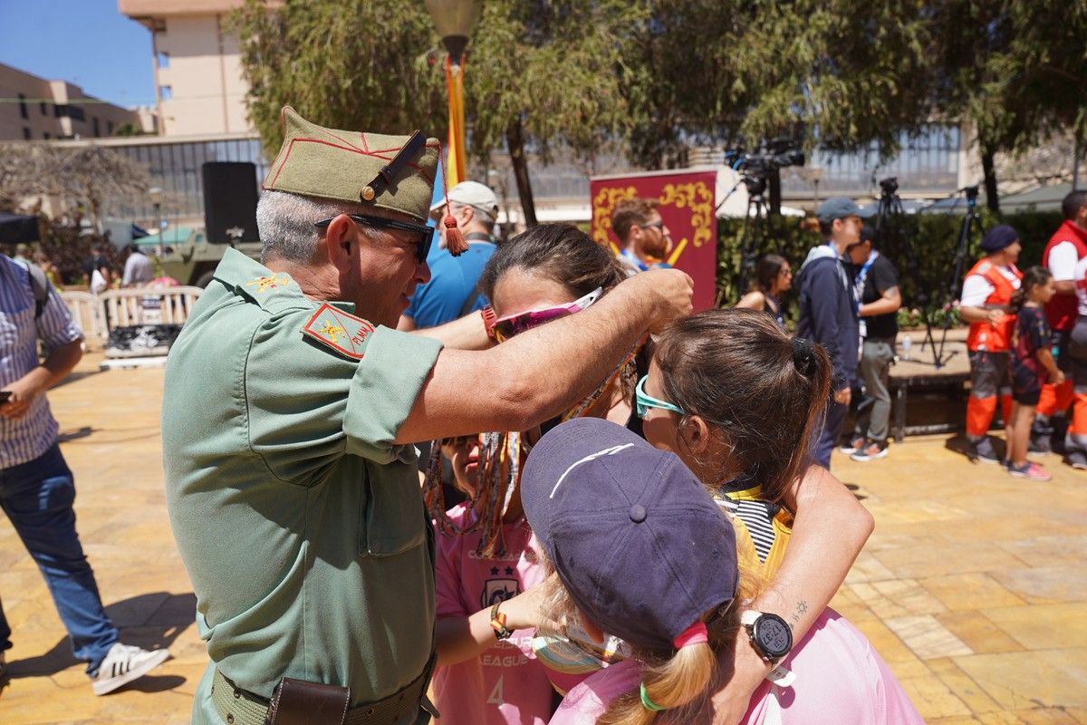 Un legionario impone la medalla a una niña