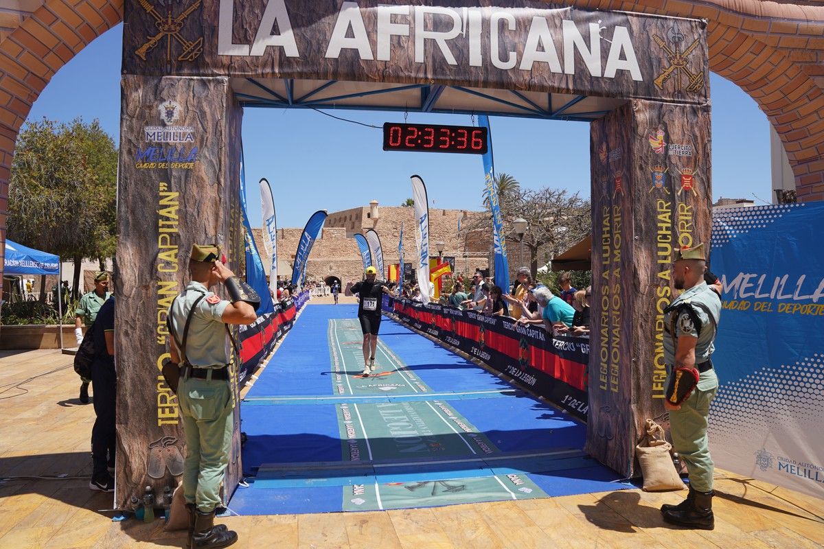 Un corredor llega a meta bajo el arco de La Africana