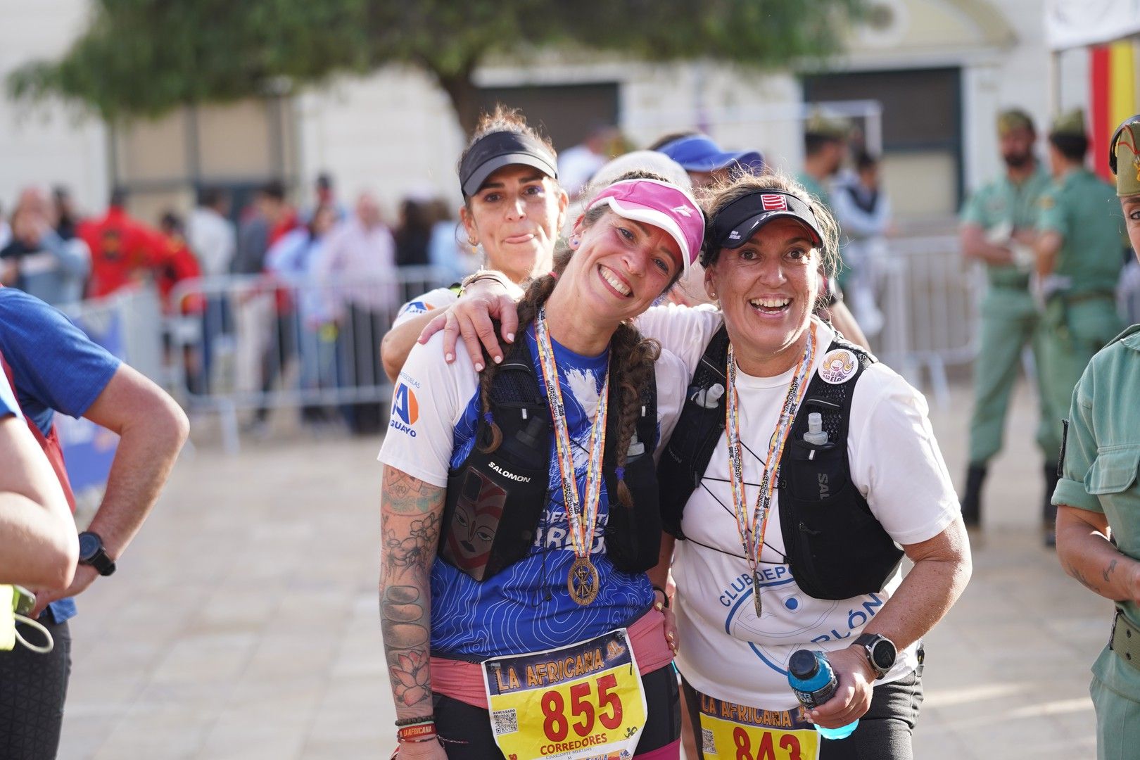 Dos corredoras se abrazan con sus medallas
