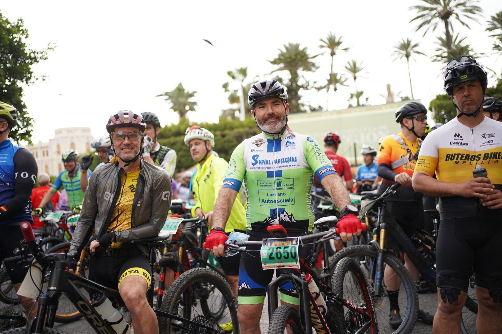 Ciclistas de BTT en la salida