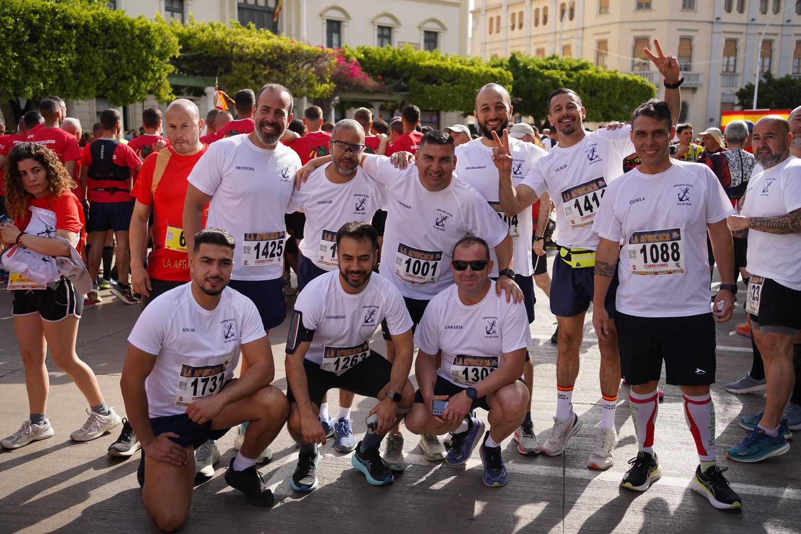 Un grupo de corredores posa antes de la salida