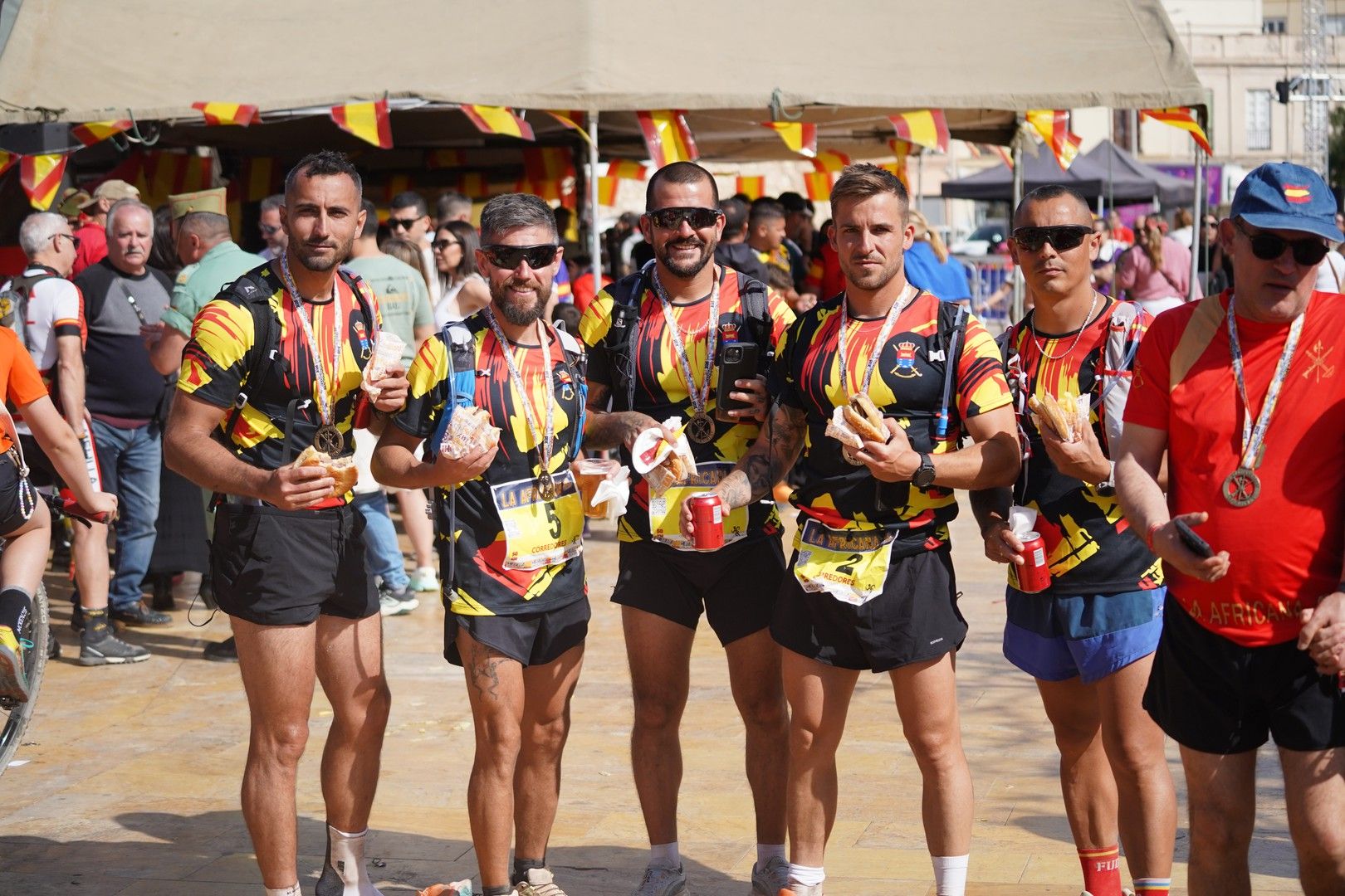 Un equipo celebra con sus medallas en la meta