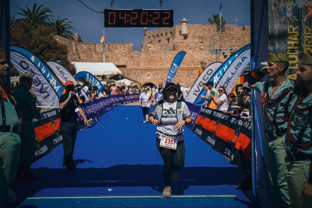 Una participante cruza la meta frente a las murallas de Melilla la Vieja
