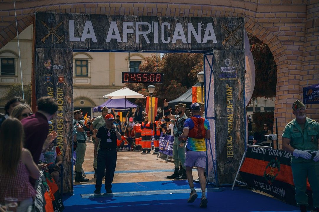 Un participante entra bajo el arco de meta de La Africana