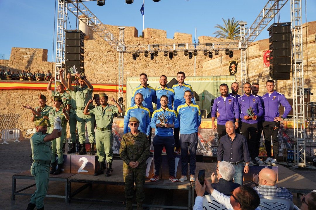 Podio por equipos frente a la muralla de Melilla la Vieja