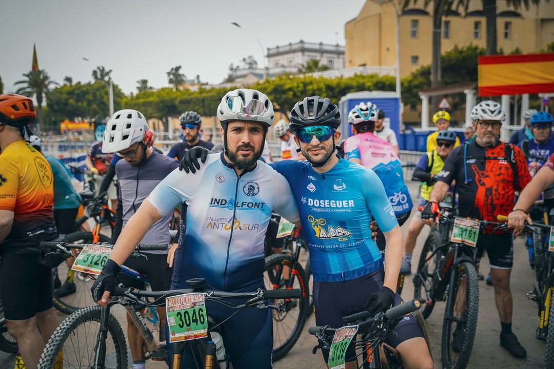 Ciclistas de BTT posan con sus bicicletas antes de la salida