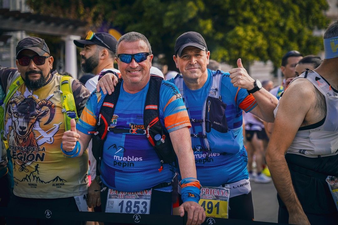 Tres corredores posan sonrientes antes de la salida