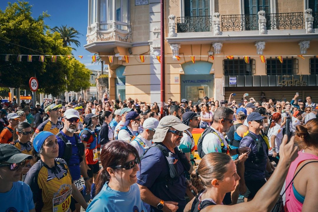 Cientos de participantes concentrados en la salida, entre edificios modernistas del centro de Melilla