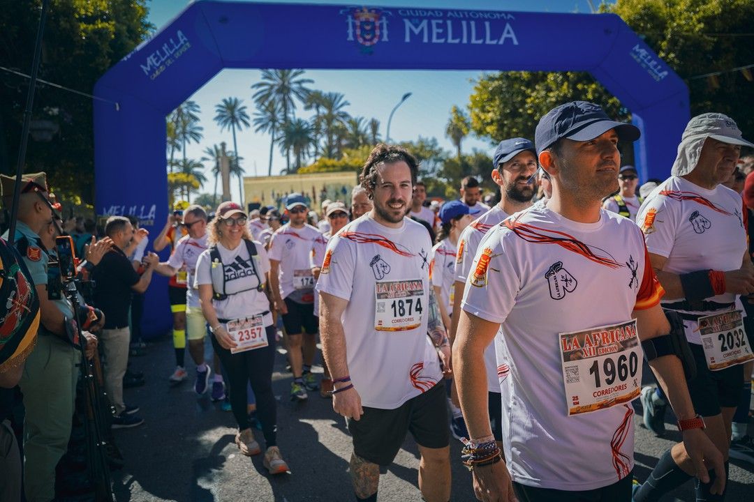 Participantes bajo el arco de salida de Melilla momentos antes del inicio