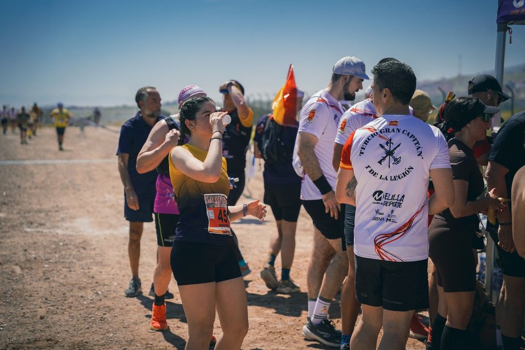 Participantes celebran juntos en una explanada de tierra