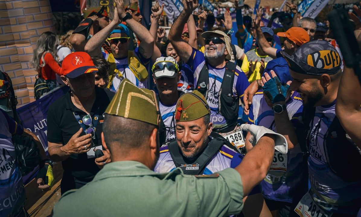 Participantes y legionarios celebran juntos en la zona de meta